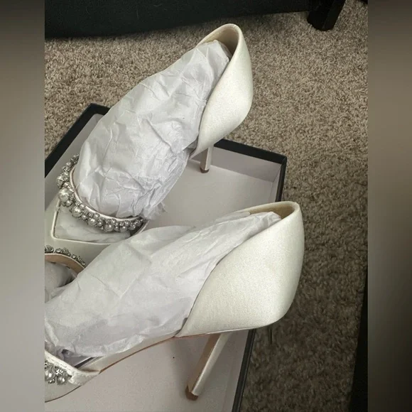 Badgley Mischka Natalie White Satin SZ 6.5